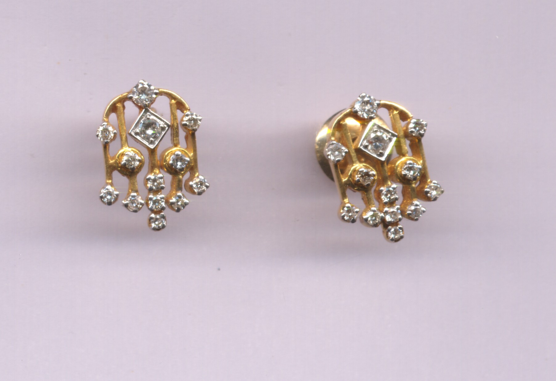 Beautiful 18 Kt Gold  Natural Diamond Earing